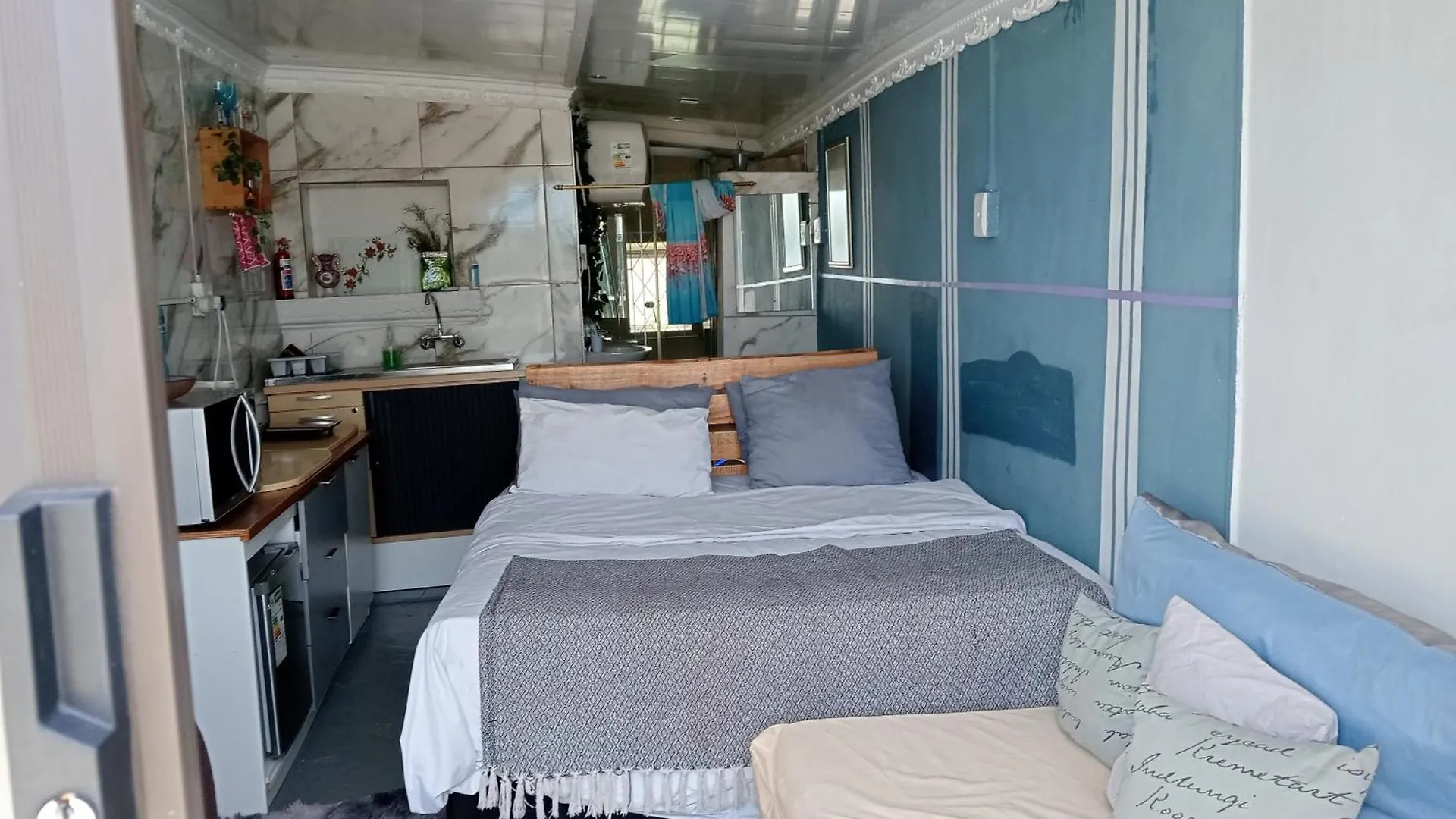 Cozy Private En Suite Studio location